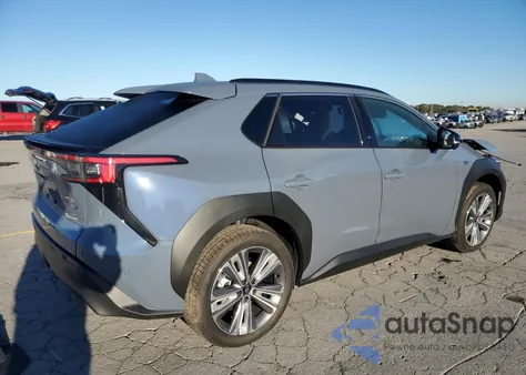 2025 Subaru Solterra Premium z USA, uszkodzony, nr VIN JTMABABA8SA105196